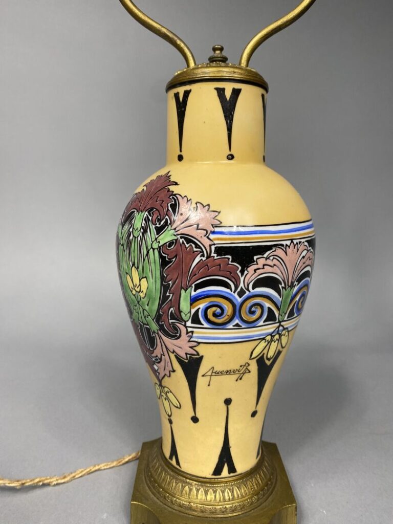 Henri QUENVIL (vers 1920/1930) - Lampe en céramique à décor polychrome de fleur…