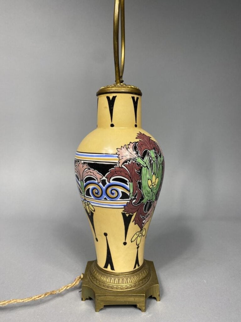 Henri QUENVIL (vers 1920/1930) - Lampe en céramique à décor polychrome de fleur…
