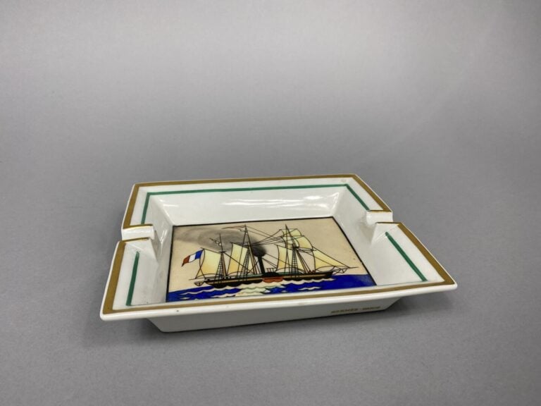 HERMES Paris - Cendrier rectangulaire en porcelaine à décor polychrome de navir…