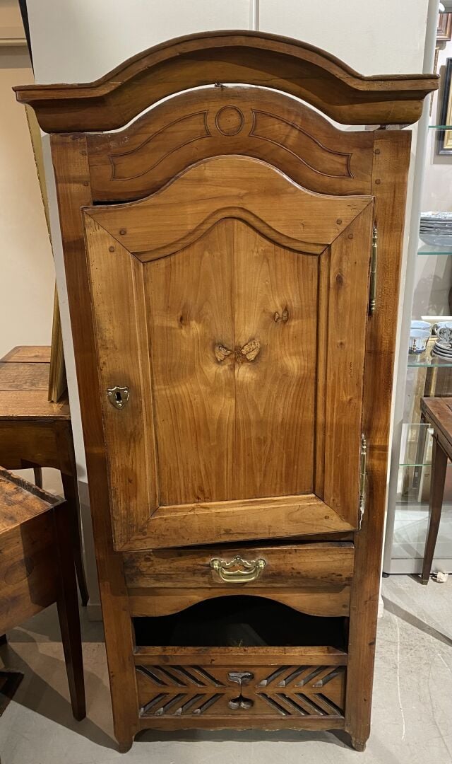Homme debout en bois mouluré et sculpté ouvrant à une niche surmonté d'un tiroi…