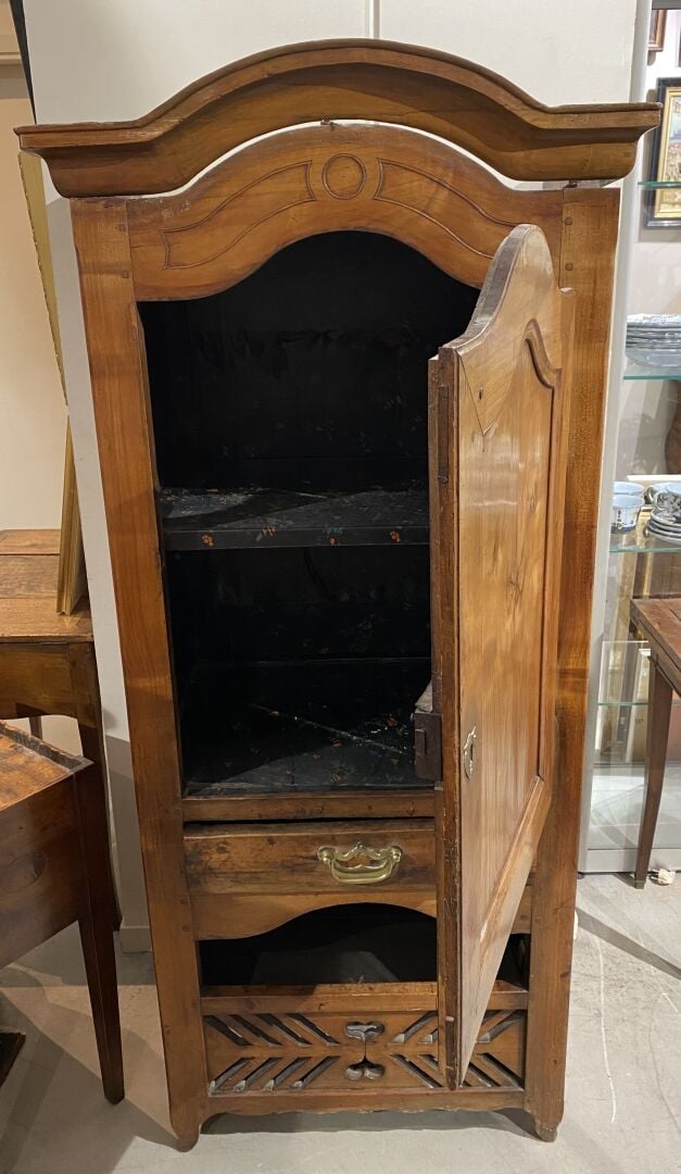 Homme debout en bois mouluré et sculpté ouvrant à une niche surmonté d'un tiroi…