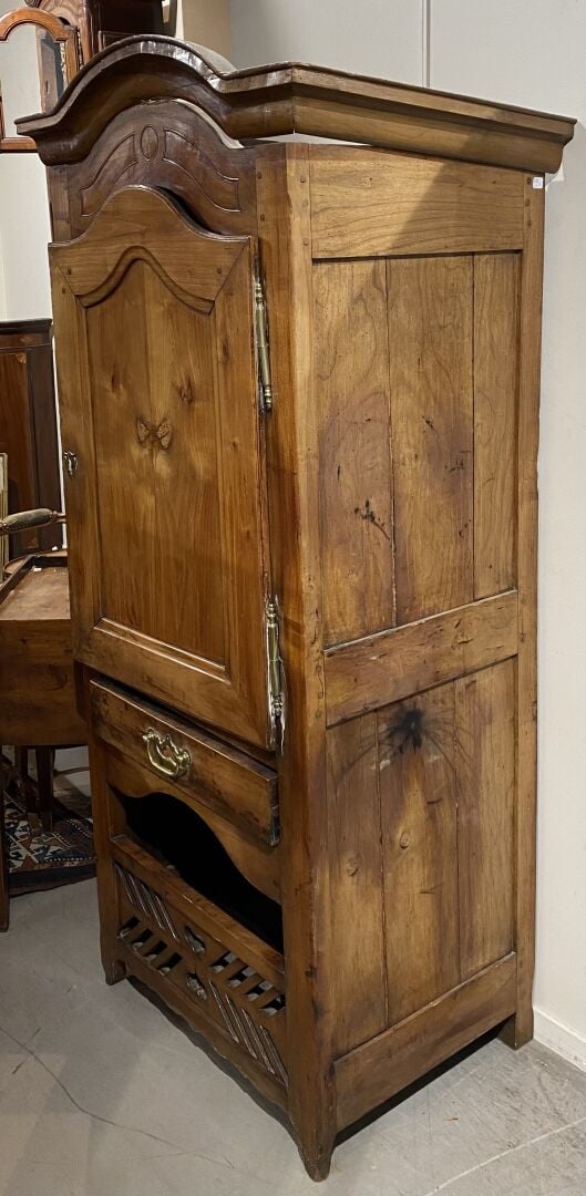 Homme debout en bois mouluré et sculpté ouvrant à une niche surmonté d'un tiroi…