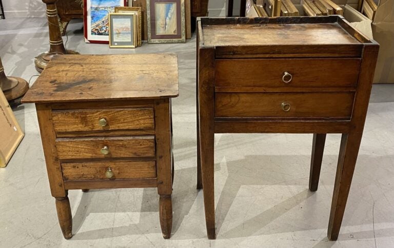 Homme debout en bois mouluré et sculpté ouvrant à une niche surmonté d'un tiroi…