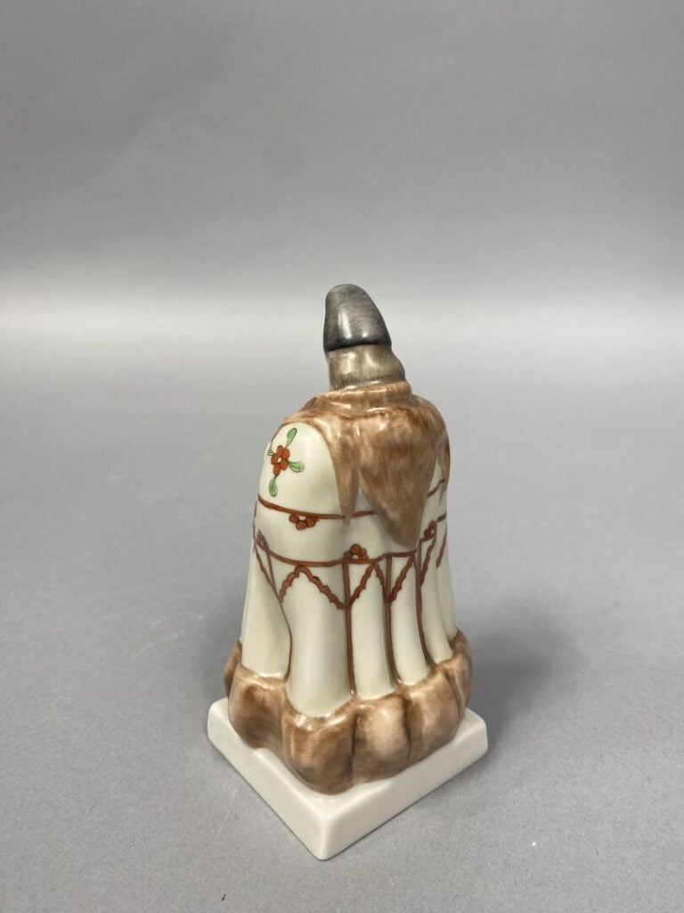 Hongrie, Manufacture HEREND - Sujet en porcelaine émaillée polychrome représent…