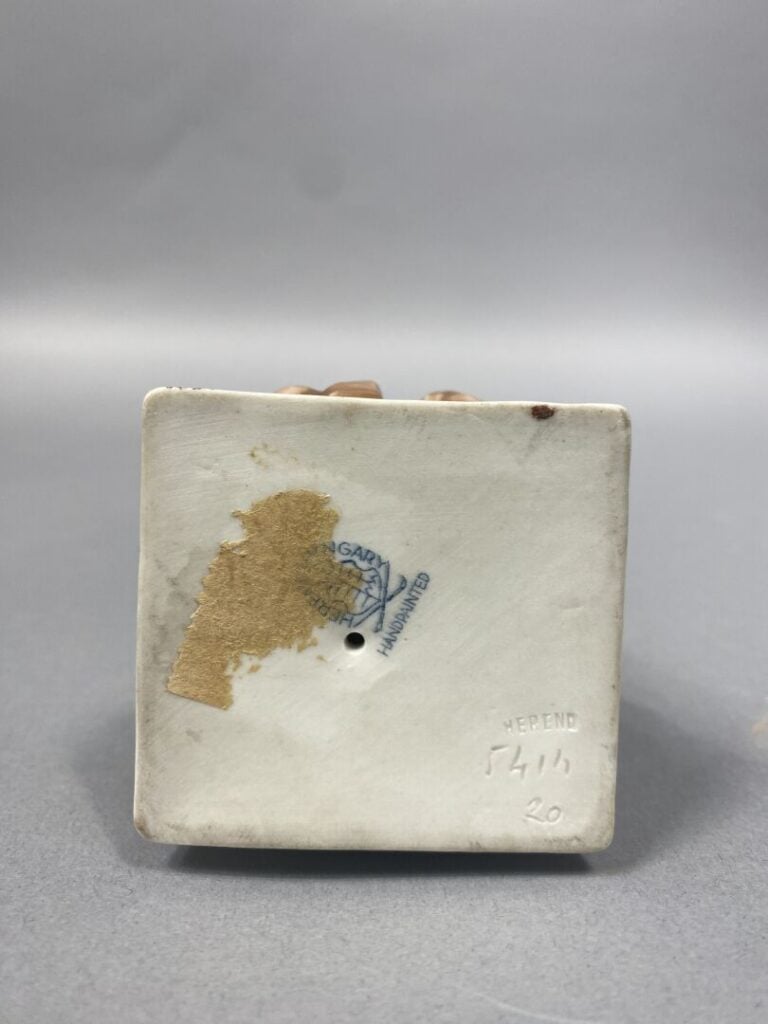 Hongrie, Manufacture HEREND - Sujet en porcelaine émaillée polychrome représent…