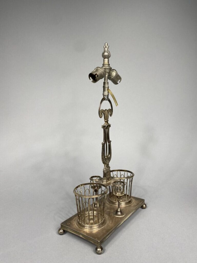 Huilier-vinaigrier en argent (925) monté en lampe, le fût en forme de lyre - XI…