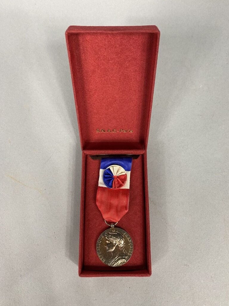 Important lot de médailles et décorations divers