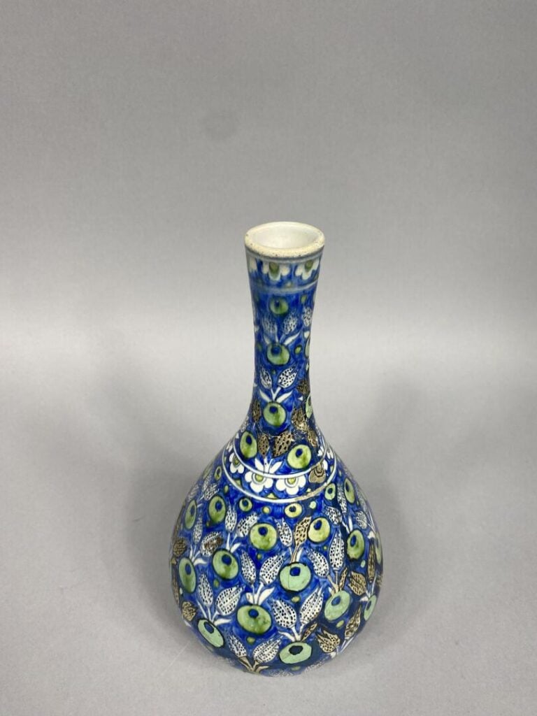 Iznik, dans le goût - Vase balustre à long col étroit en céramique émaillée à d…