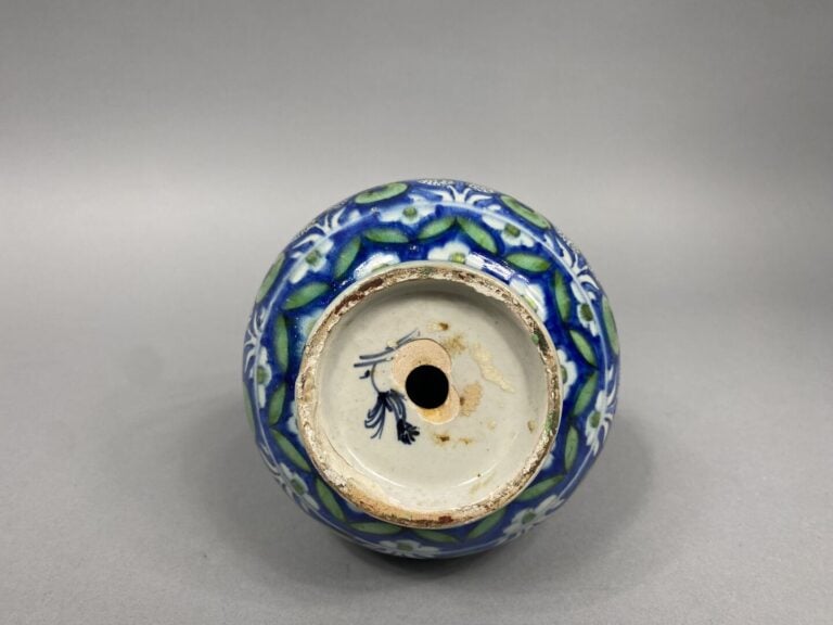 Iznik, dans le goût - Vase balustre à long col étroit en céramique émaillée à d…