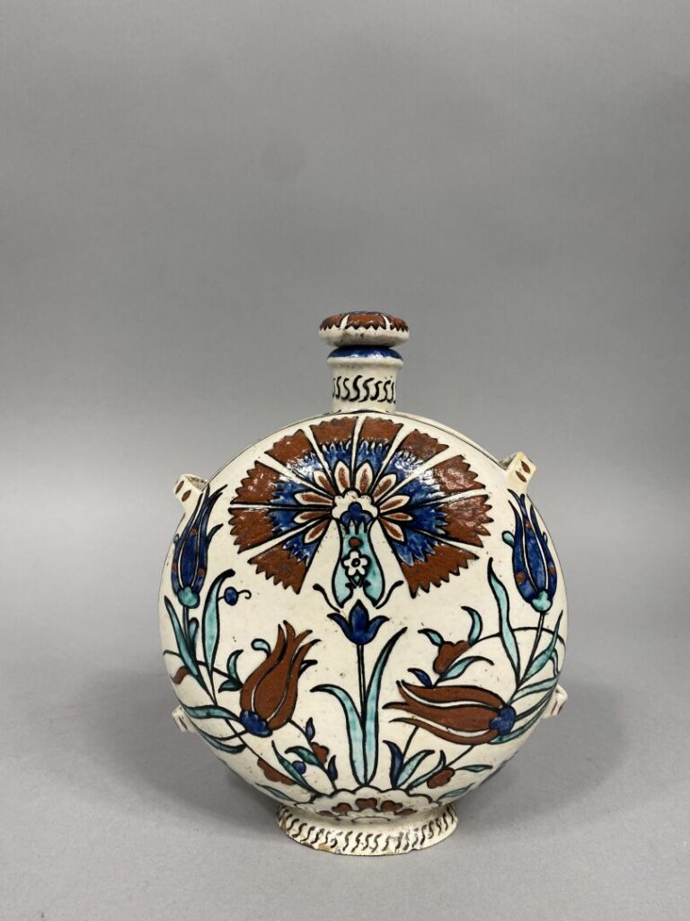 Iznik, dans le goût - Vase gourde en céramique émaillée polychrome à décor styl…