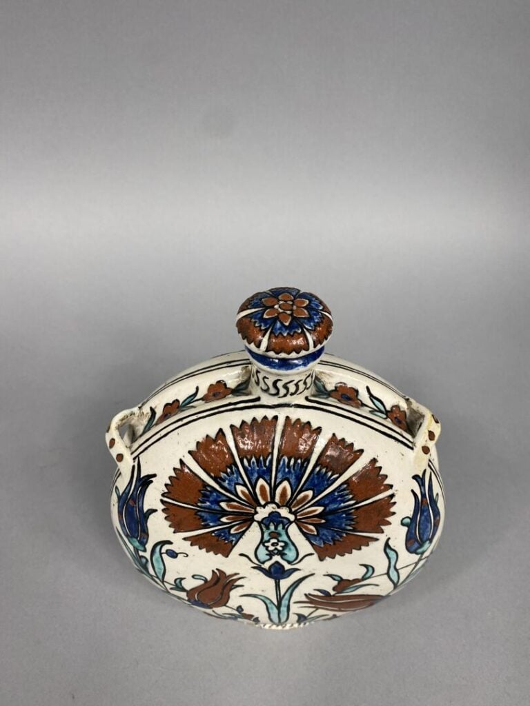 Iznik, dans le goût - Vase gourde en céramique émaillée polychrome à décor styl…
