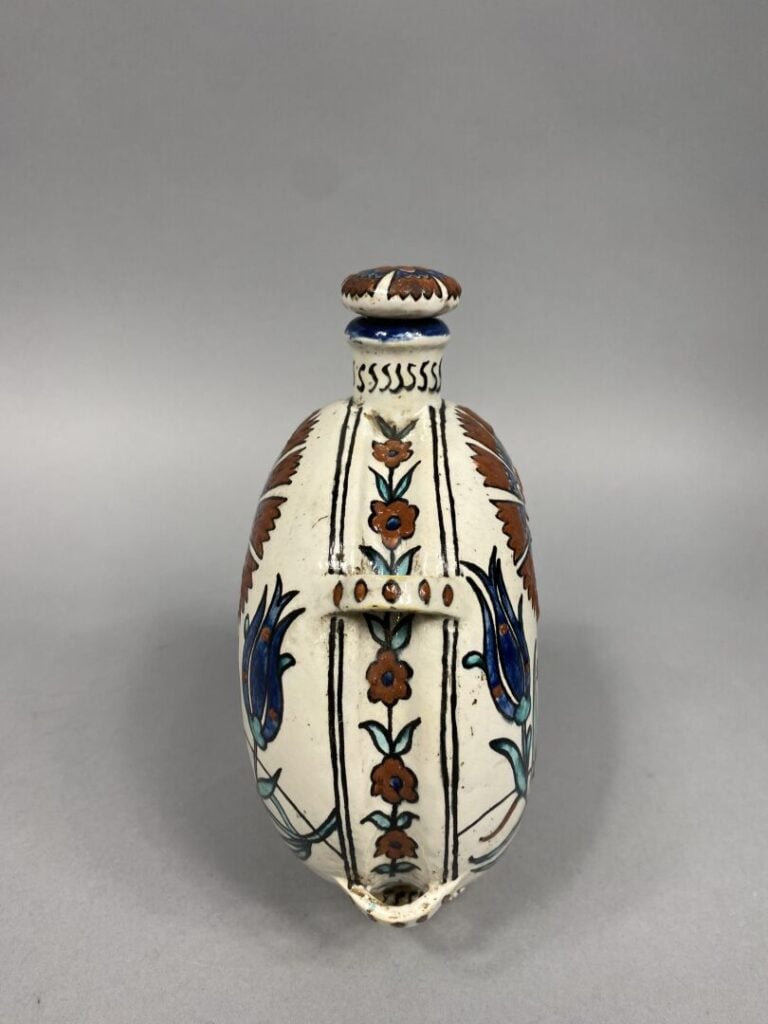 Iznik, dans le goût - Vase gourde en céramique émaillée polychrome à décor styl…