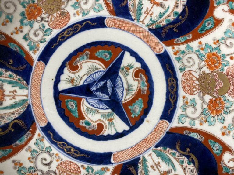Japon - Plat en céramique émaillée à décor de guirlandes fleuries sur fond bleu…