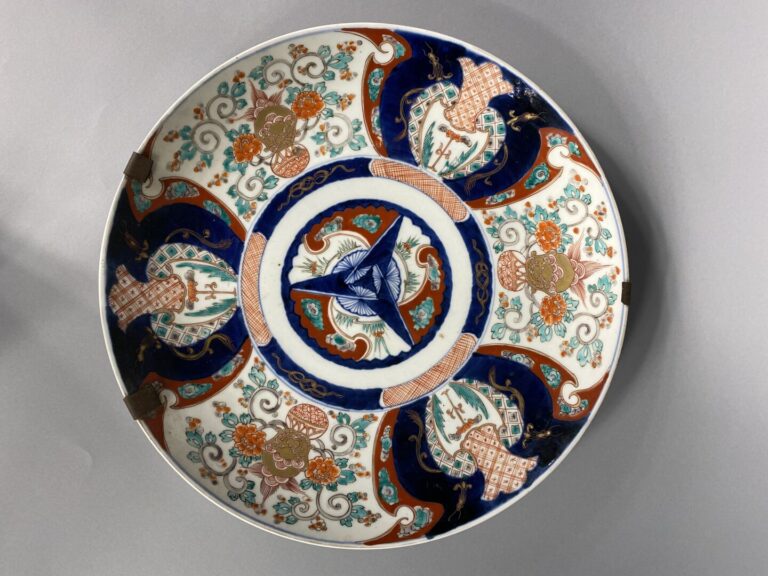 Japon - Plat en céramique émaillée à décor de guirlandes fleuries sur fond bleu…