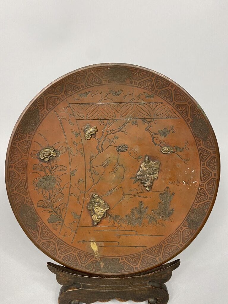 Japon - Plat rond en bronze ciselé à décor appliqué d'arbres fleuris et personn…