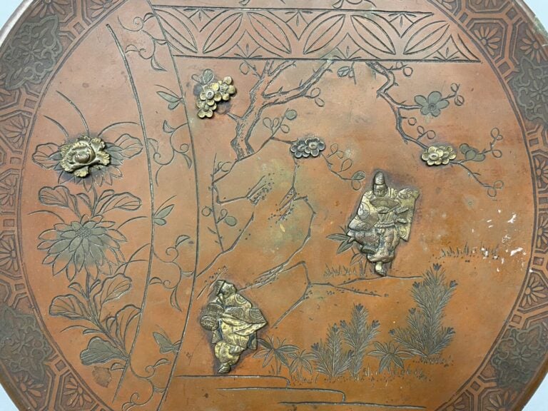 Japon - Plat rond en bronze ciselé à décor appliqué d'arbres fleuris et personn…