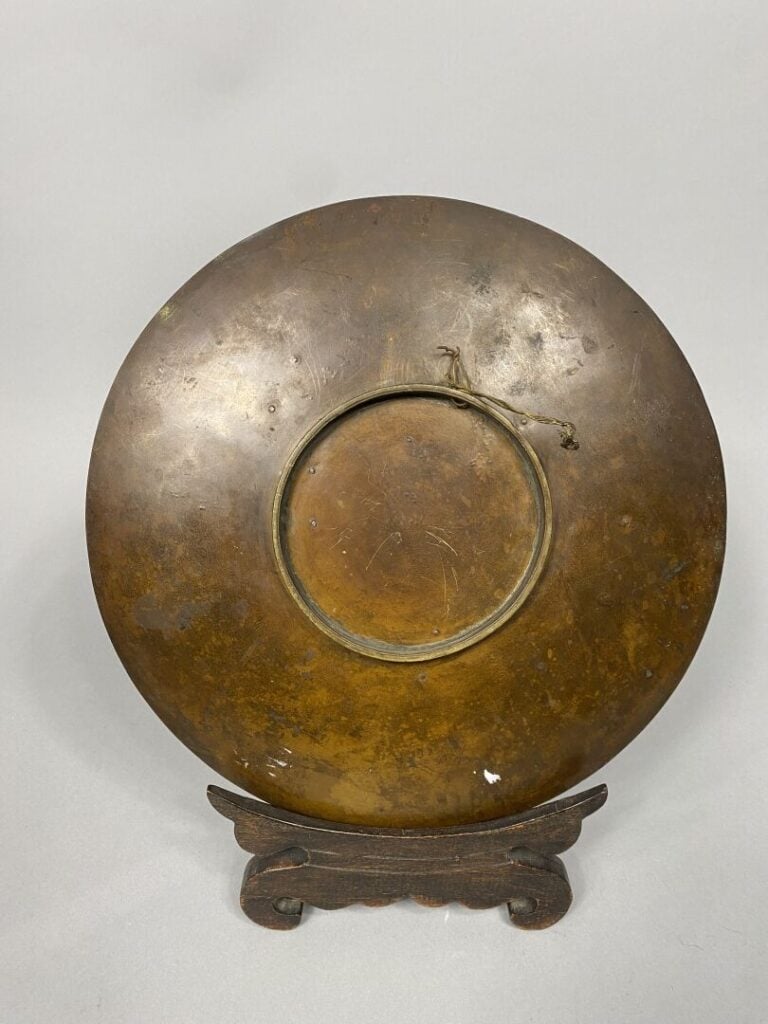 Japon - Plat rond en bronze ciselé à décor appliqué d'arbres fleuris et personn…
