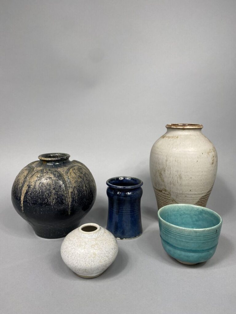 JC ARPOT - Ensemble de six vases en céramique à décor émaillé - Signés - H : 48…