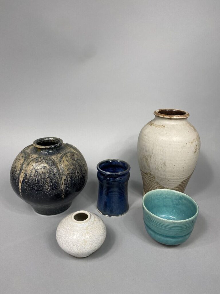 JC ARPOT - Ensemble de six vases en céramique à décor émaillé - Signés - H : 48…
