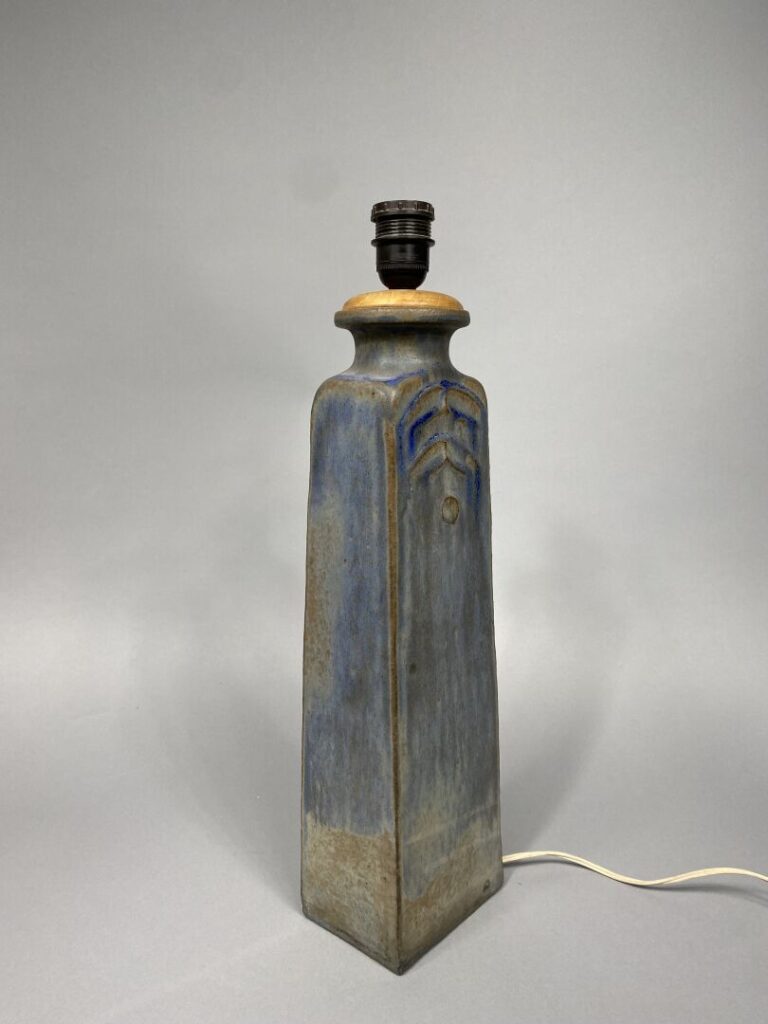 JC ARPOT - Pied de lampe en céramique à décor émaillé dans les tons bleu - Sign…