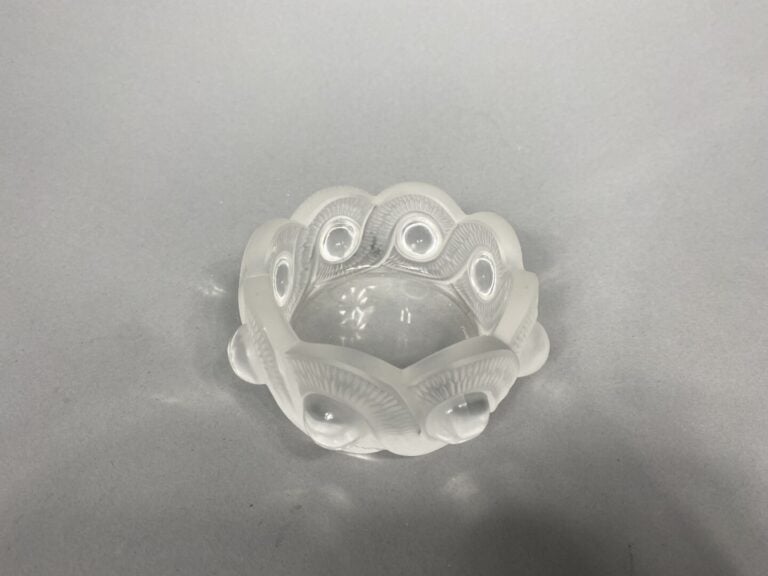 LALIQUE France - Cendrier ou vide-poche modèle Gao en verre moulé-pressé, signé…