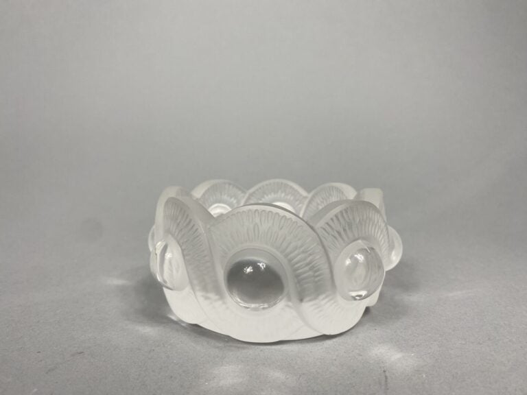 LALIQUE France - Cendrier ou vide-poche modèle Gao en verre moulé-pressé, signé…
