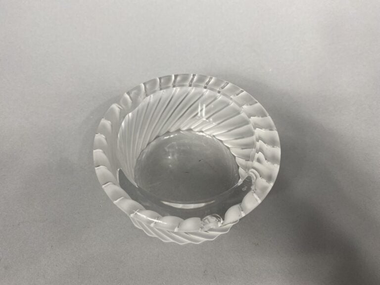 LALIQUE France - Cendrier rond en cristal moulé-pressé à décor rainuré - Signé…