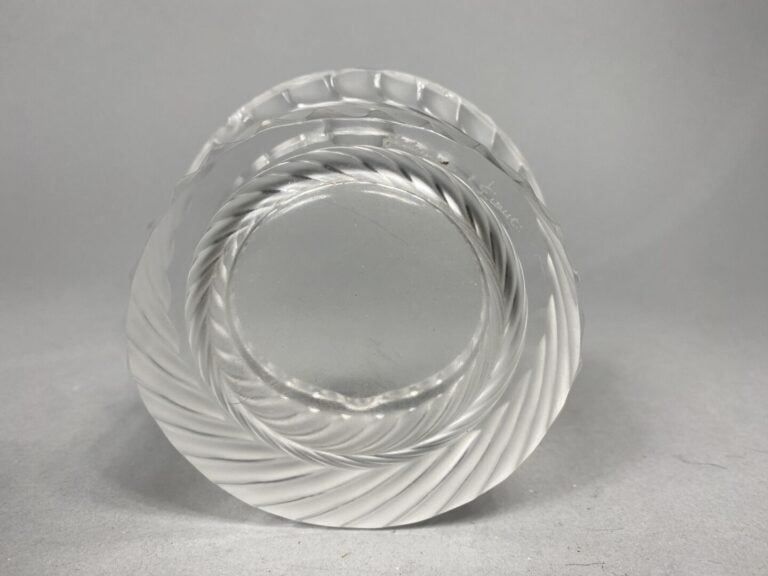 LALIQUE France - Cendrier rond en cristal moulé-pressé à décor rainuré - Signé…
