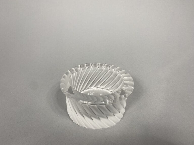 LALIQUE France - Cendrier rond en cristal moulé-pressé à décor rainuré - Signé…