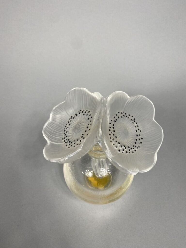 LALIQUE France - Flacon à parfum modèle "Anémones" en verre moulé - Signé - H :…