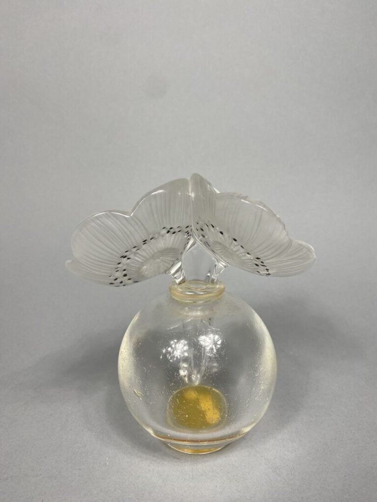 LALIQUE France - Flacon à parfum modèle "Anémones" en verre moulé - Signé - H :…