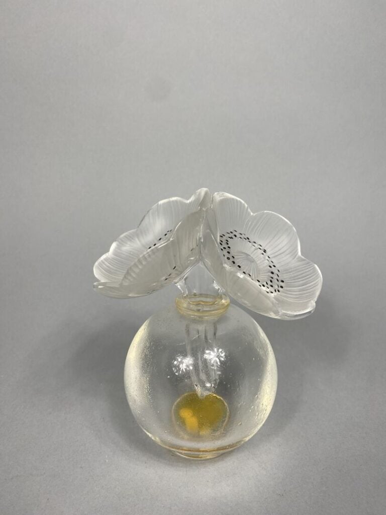 LALIQUE France - Flacon à parfum modèle "Anémones" en verre moulé - Signé - H :…
