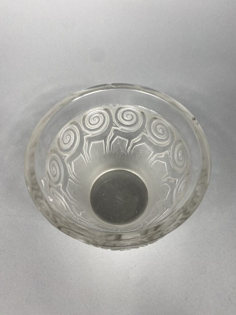LALIQUE France - Vase de forme tronconique en cristal moulé-pressé à décor de b…