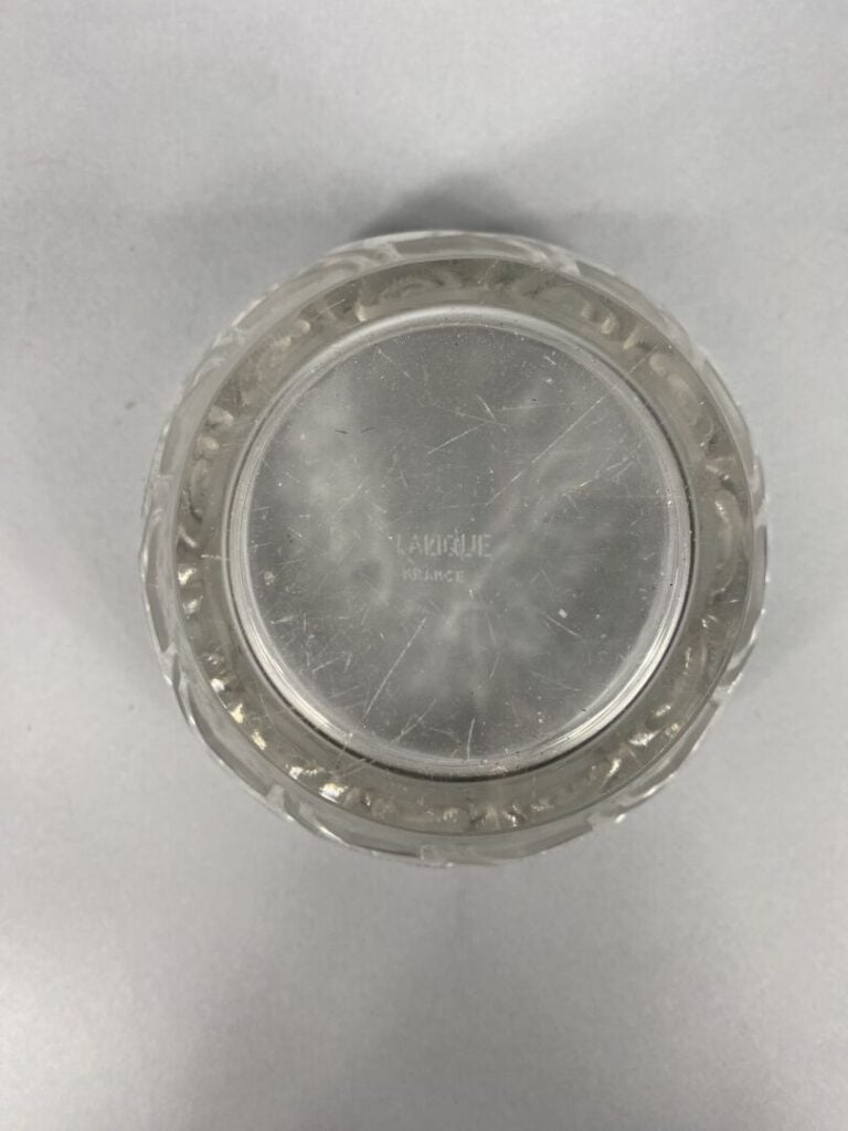 LALIQUE France - Vase de forme tronconique en cristal moulé-pressé à décor de b…