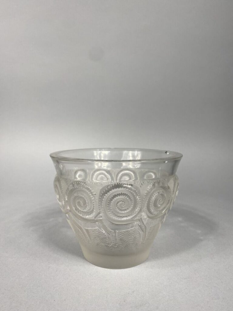 LALIQUE France - Vase de forme tronconique en cristal moulé-pressé à décor de b…