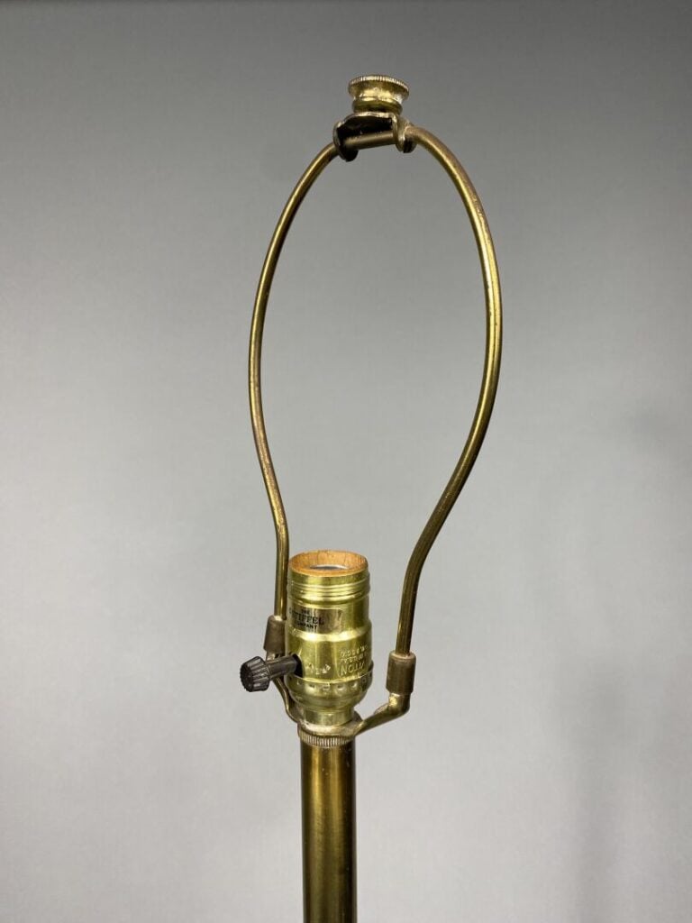 Lampe à poser en laiton à décor de cannelures - H : 93 cm