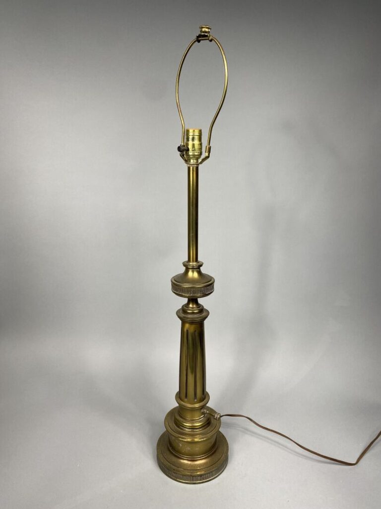 Lampe à poser en laiton à décor de cannelures - H : 93 cm