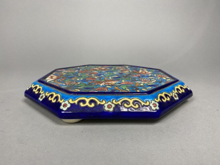 LONGWY - Dessous de plat octogonal en faïence émaillée polychrome à décor de ri…