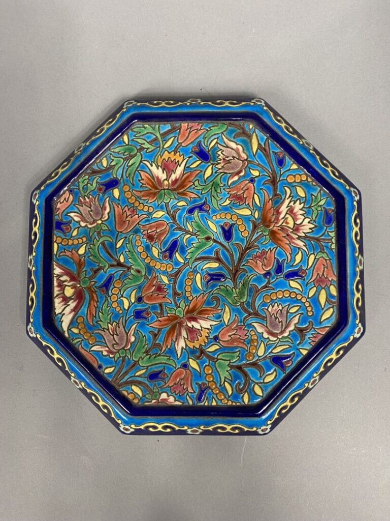 LONGWY - Dessous de plat octogonal en faïence émaillée polychrome à décor de ri…