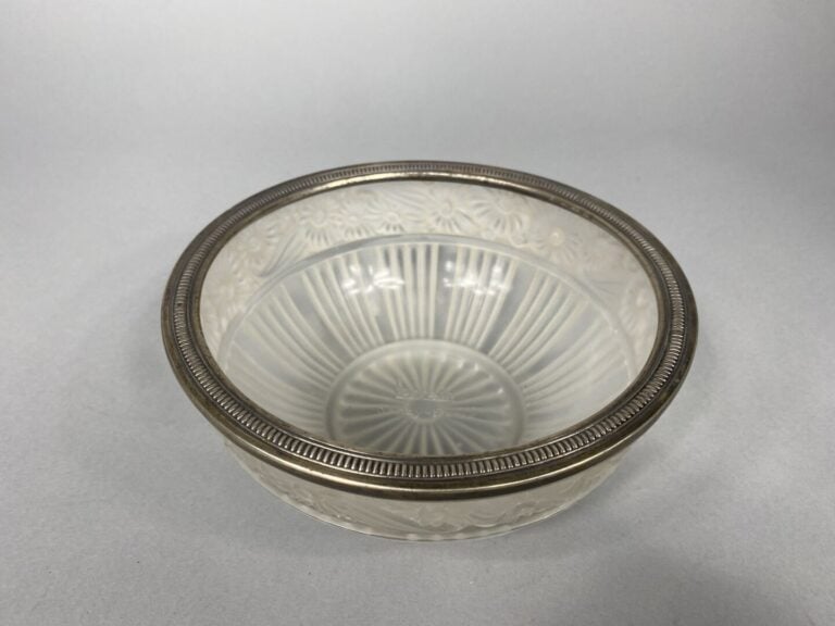 LORRAIN - Nancy France - Coupe en verre moulé-pressé à décor de marguerites, mo…
