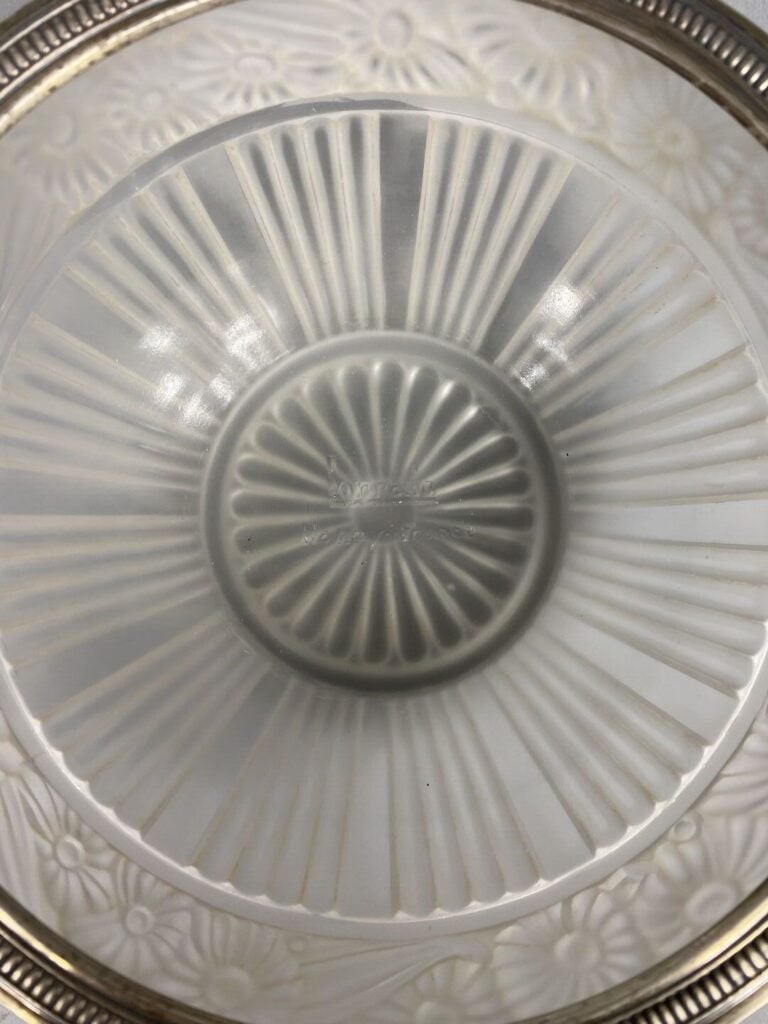LORRAIN - Nancy France - Coupe en verre moulé-pressé à décor de marguerites, mo…