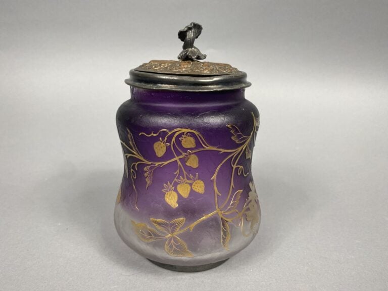 LORRAIN - Pot à biscuits en verre teinté violet à décor dégagé à l'acide et dor…