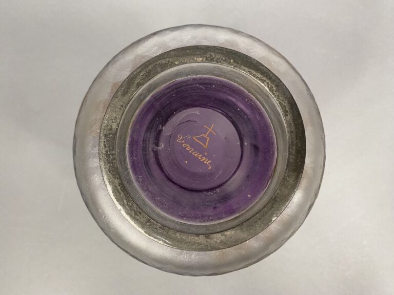 LORRAIN - Pot à biscuits en verre teinté violet à décor dégagé à l'acide et dor…