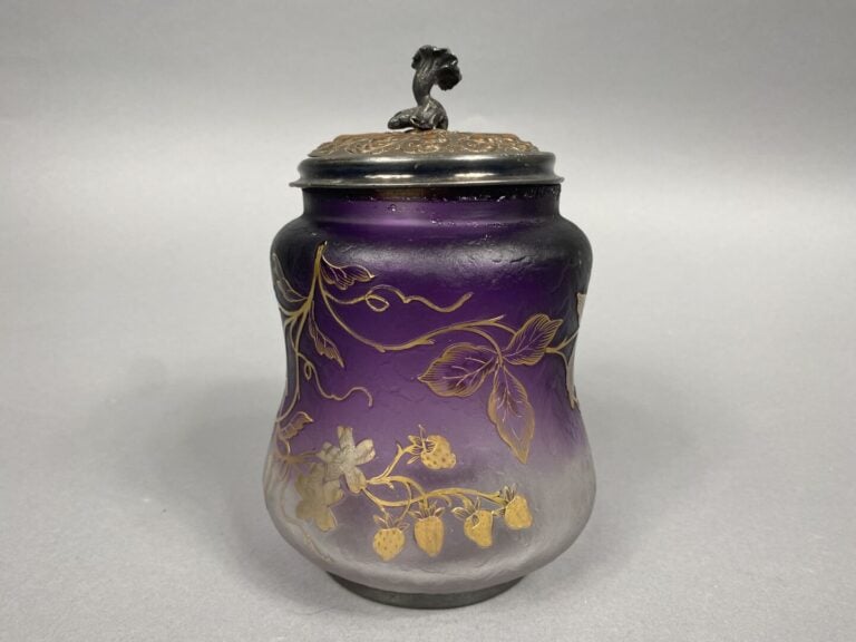 LORRAIN - Pot à biscuits en verre teinté violet à décor dégagé à l'acide et dor…