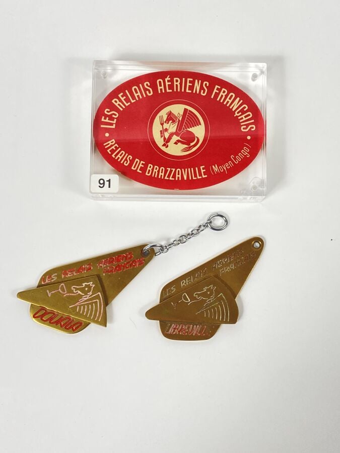 Lot comprenant 2 porte-clés en bronze siglés AF pour hôtel Relais à Libreville…