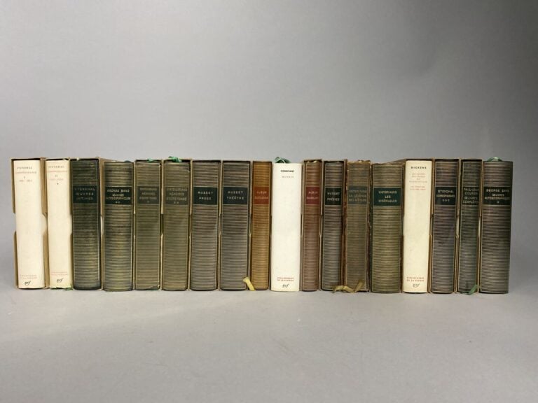 Lot d'environ 54 volumes de la Pleiade du XIXe et XXe siècles comprenant STENDH…