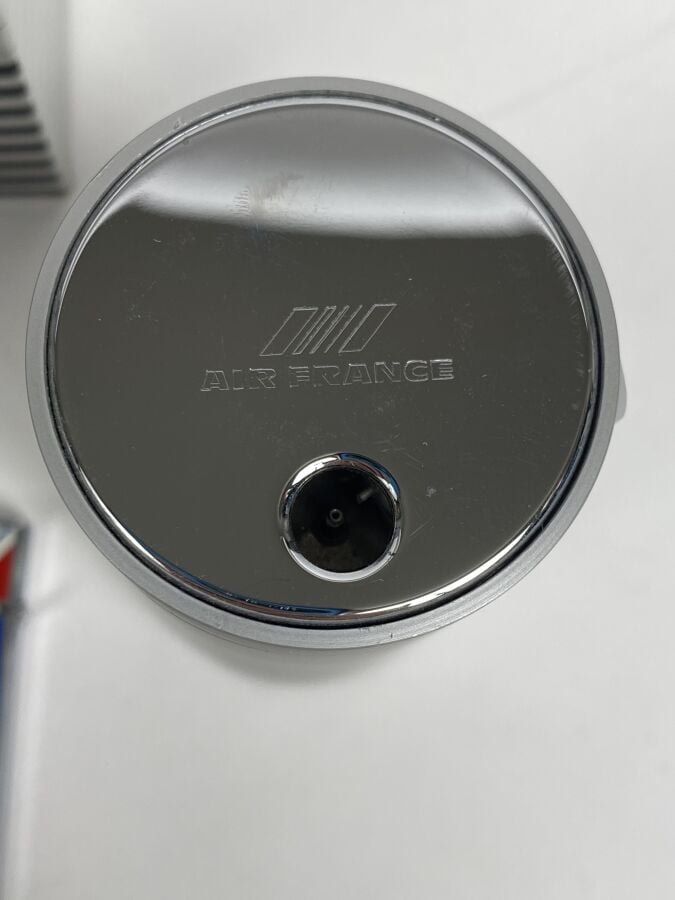 Lot de 3 briquets Air France dont : briquet de table cylindrique en alu. - Dans…