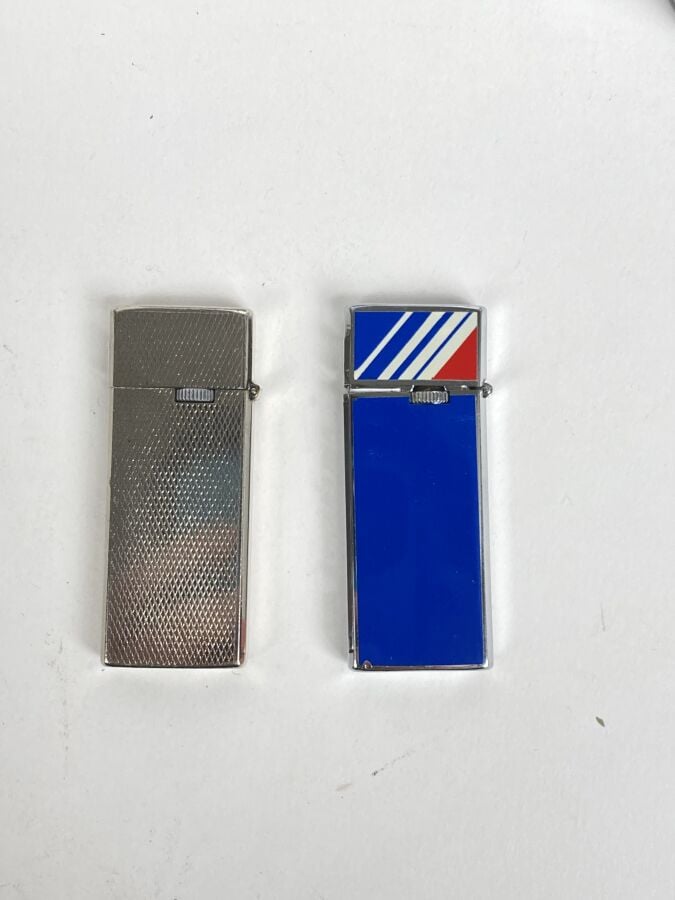 Lot de 3 briquets Air France dont : briquet de table cylindrique en alu. - Dans…