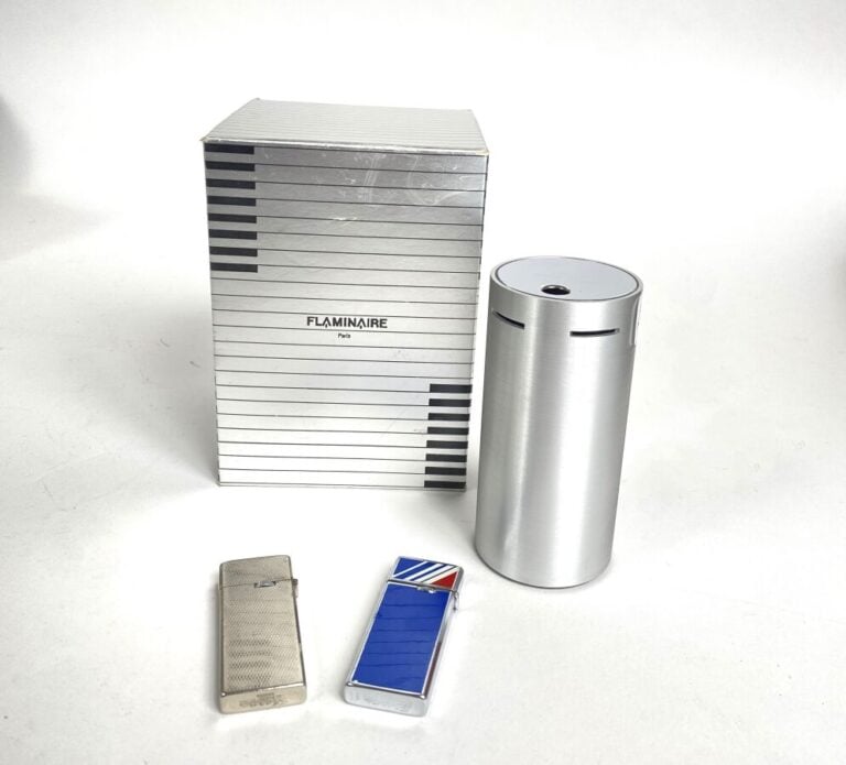 Lot de 3 briquets Air France dont : briquet de table cylindrique en alu. - Dans…