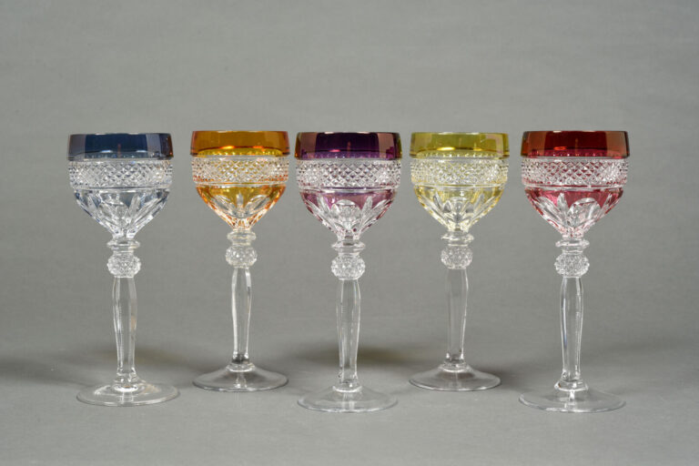 Lot de cinq verres à pied en cristal coloré - H : 20 cm